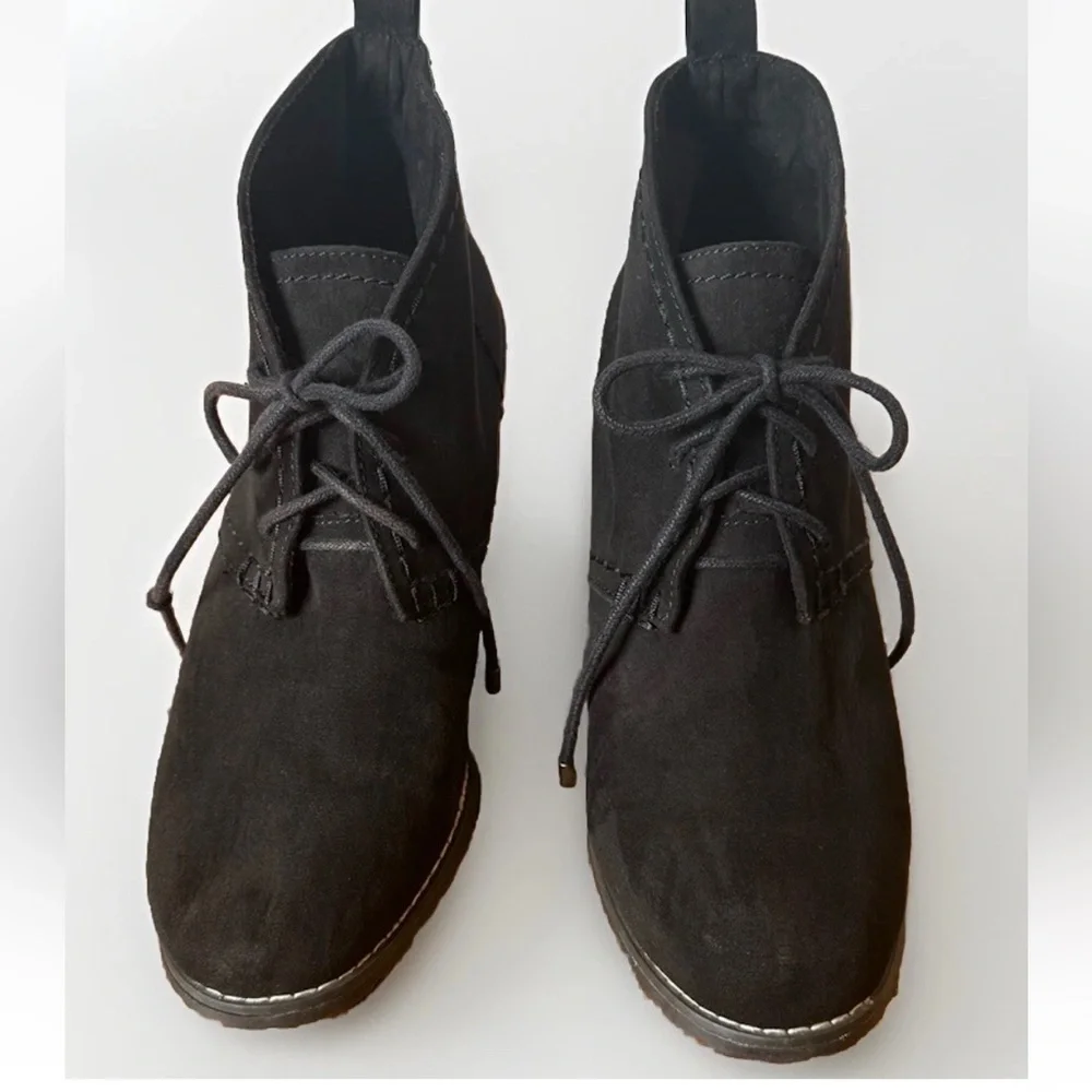 (10) SO AUTHENTIC AMERICAN Black Faux Suede Wedge Ankle Boots